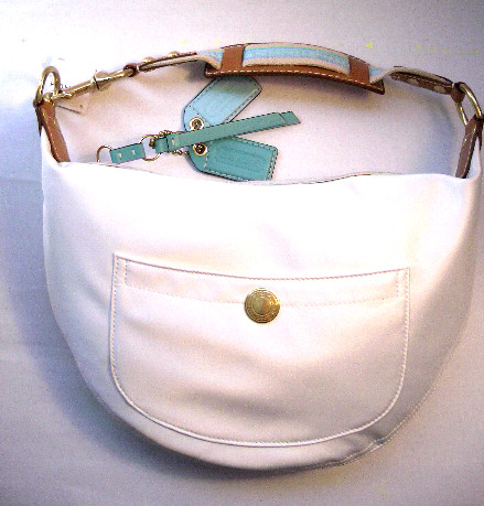 コーチ　ハンプトンズウィークエンドスモールホーボー　116白　イグジム価格18,441円　（44％オフ）