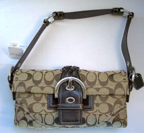 コーチ　ソーホーシグネチャースモールフラップ　6280こげ茶トリム　イグジム価格23,572円　（43％オフ）