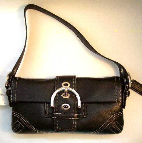 コーチ　ソーホーレザースモールフラップ　８A05黒　イグジム価格23,212円（43％オフ）